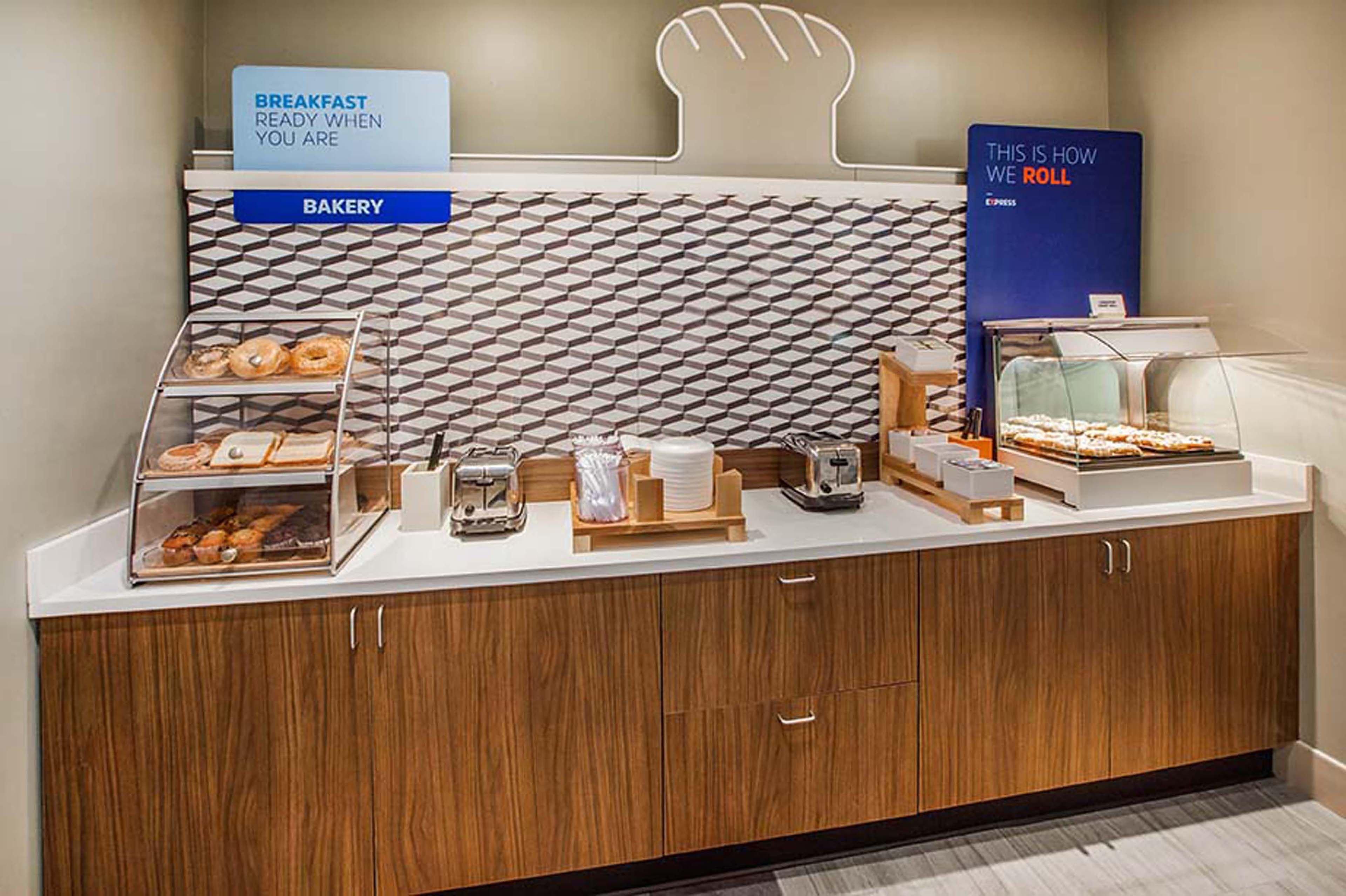 Holiday Inn Express Hotel & Suites Cedar Rapids I-380 At 33Rd Avenue By Ihg Bagian luar foto