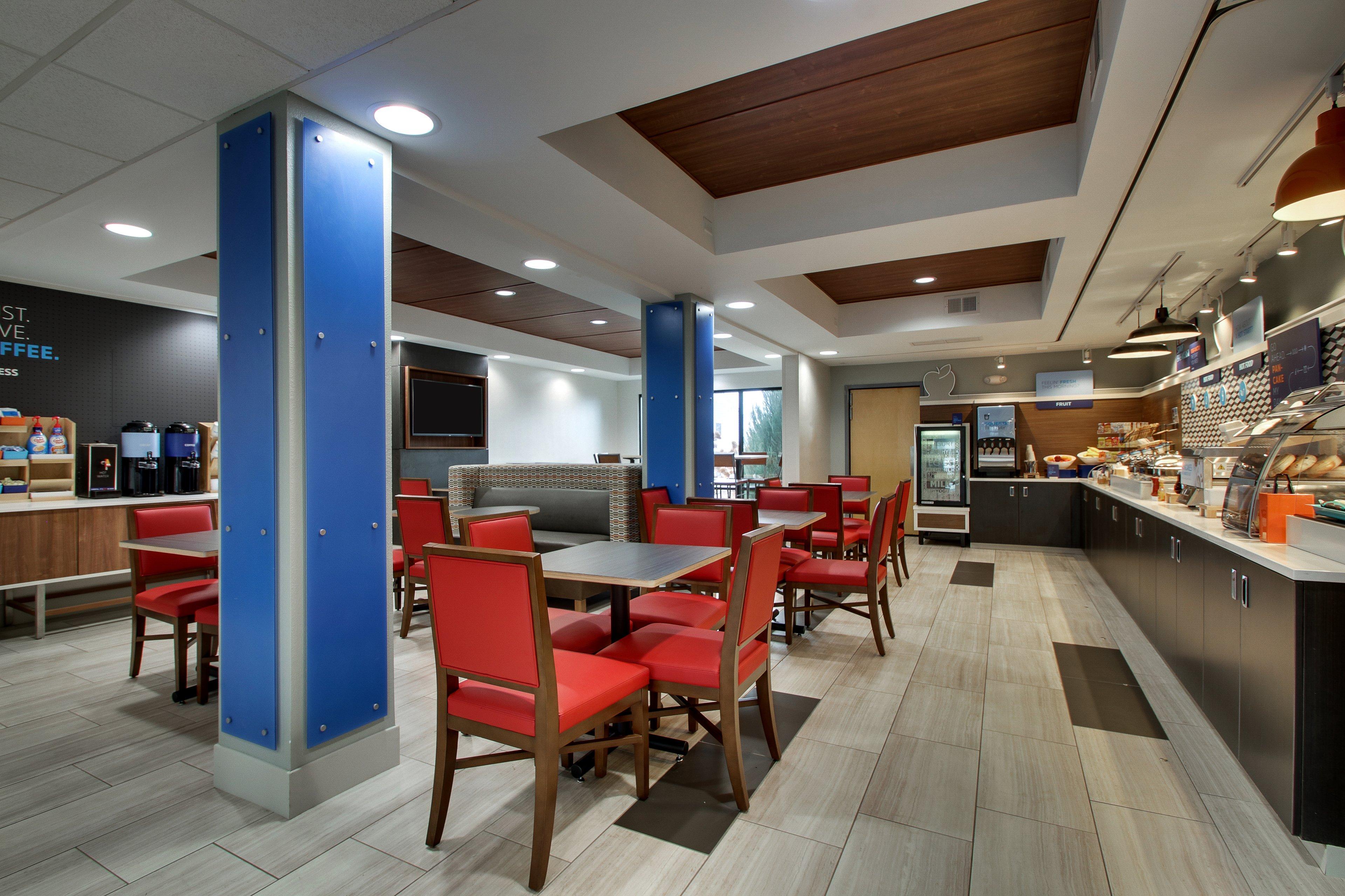 Holiday Inn Express Hotel & Suites Cedar Rapids I-380 At 33Rd Avenue By Ihg Bagian luar foto