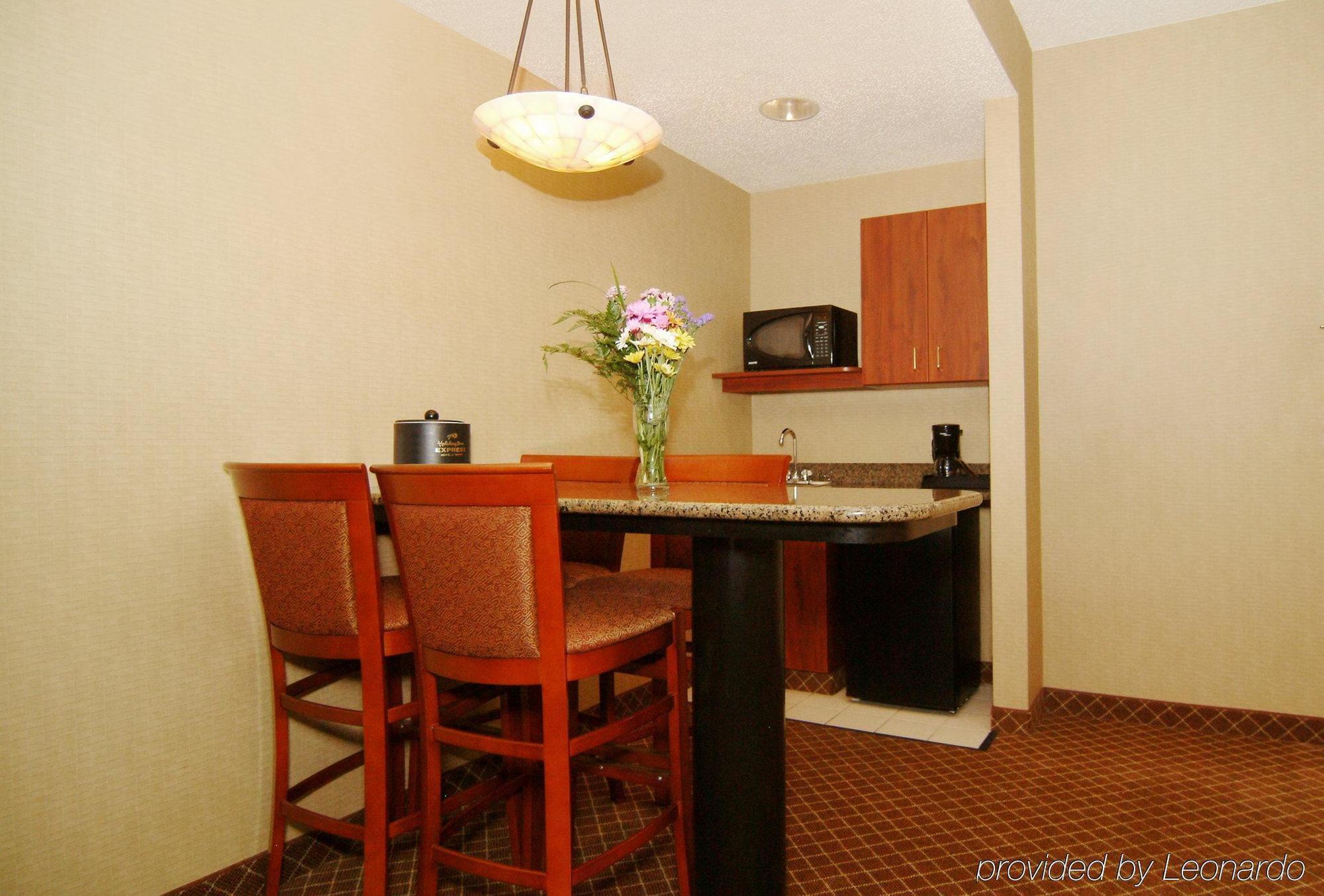 Holiday Inn Express Hotel & Suites Cedar Rapids I-380 At 33Rd Avenue, An Ihg Hotel Ruang foto